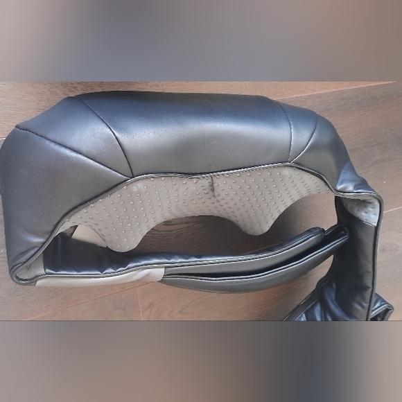 Electrical back and shoulder massager with heat - Picture 3 of 4